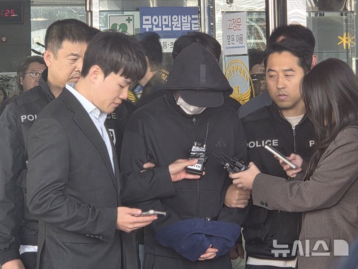[대전=뉴시스] 김도현 기자 = 27일 오전 대전 동구 동부경찰서에서 전 연인을 살해하고 도주한 혐의를 받는 40대 남성이 구속 전 피의자 신문(영장실질심사)을 받기 위해 호송 차량으로 이동하고 있다.2026.10.27. kdh1917@newsis.com