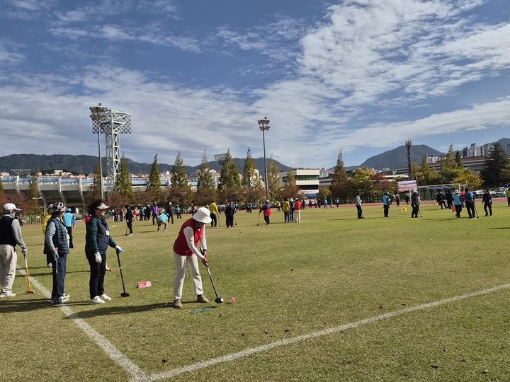 [창원=뉴시스] 강경국 기자 = 27일 경남 창원스포츠파크 보조경기장에서 제14회 창원특례시장배 그라운드골프대회가 열리고 있다. (사진=창원시청 제공). 2026.10.27. photo@newsis.com *재판매 및 DB 금지