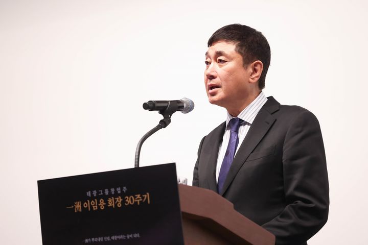 [서울=뉴시스] 이호진 태광산업 고문이 27일 서울 광화문 흥국생명빌딩 씨네큐브에서 열린 이임용 선대회장 30주기 추모식에서 인사말을 하고 있다. (사진=태광그룹 제공) 2026.10.27 photo@newsis.com *재판매 및 DB 금지