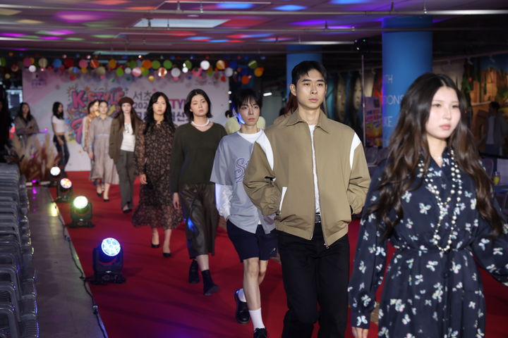 [서울=뉴시스] 서울 서초구 고투몰 패션쇼 모습. (사진=서초구 제공) photo@newsis.com *재판매 및 DB 금지