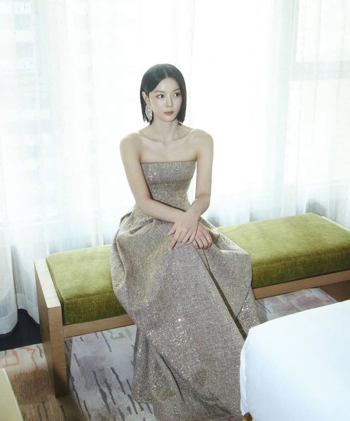 [서울=뉴시스]배우 김유정이 칼단발 헤어스타일과 우아한 드레스 차림으로 세련된 분위기를 뽐내고 있다. (사진=김유정 인스타그램 캡처) 2026.10.27