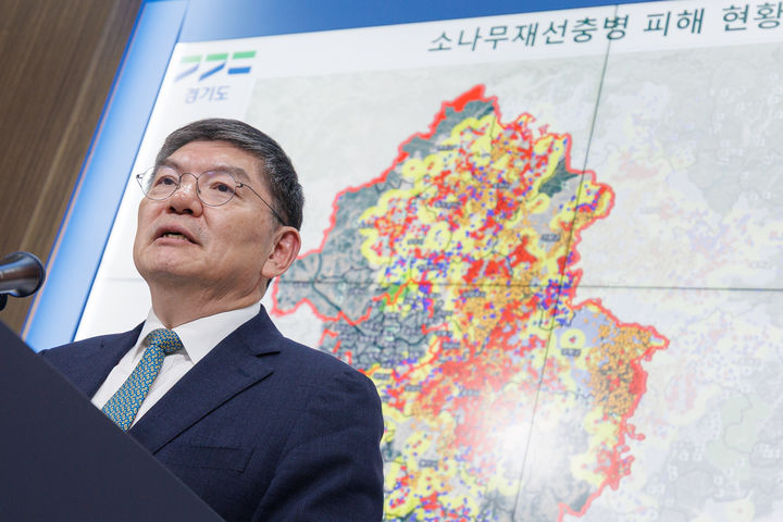 [수원=뉴시스] 차성수 기후환경에너지국장이 27일 오후 경기도청 브리핑룸에서 가평군 소나무재선충병 특별방제구역 지정과 대응 계획 관련 기자회견을 하고 있다. (사진=경기도 제공) 2026.10.27. photo@newsis.com *재판매 및 DB 금지