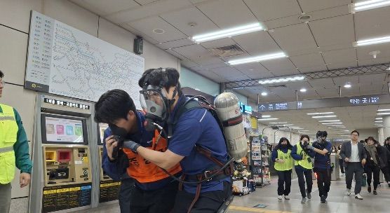 [서울=뉴시스] 27일 국회의사당역에서 열린 '2026년 재난대응 안전한국훈련'에서 참가자들이 인명 구조 훈련을 하고 있다. (사진=서울시메트로9호선 제공) 2026.10.27. photo@newsis.com *재판매 및 DB 금지