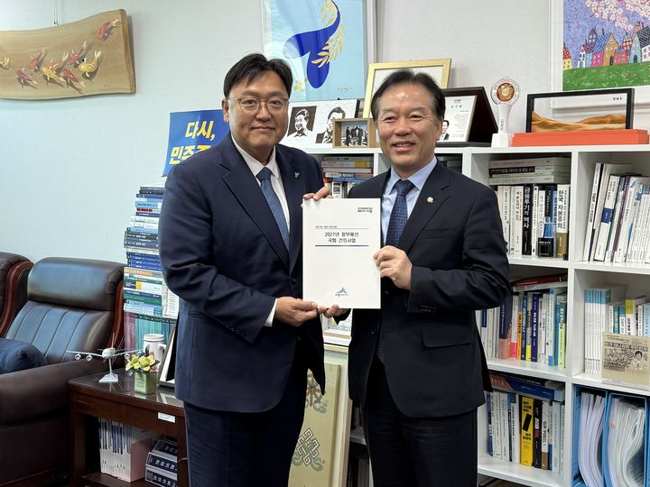 [세종=뉴시스]송승화 기자=조상호(왼쪽) 시장과 정태호 국회 예산결산특별위원회 간사가 사진을 찍고 있다.(사진=세종시).2026.10.27.photo@newsis.com. *재판매 및 DB 금지
