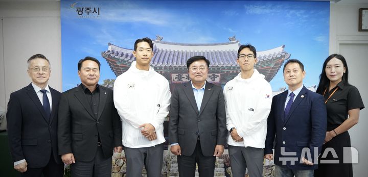 [경기광주=뉴시스] 박관열 광주시장이 27일 세계선수권에 출전하는 보디빌딩 국가대표 선수단을 격려했다 (사진=광주시 제공) 2026.10.27.photo@newsis.com