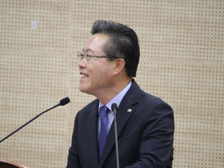 [천안=뉴시스] 최영민 기자=장기수 천안시장이 27일 천안시의회 본회의장에서 의원들의 시정질문에 답하고 있다. 2026.10.27 ymchoi@newsis.com *재판매 및 DB 금지