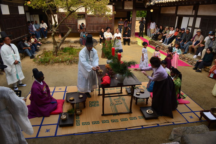 [안동=뉴시스] 경북도의 외국인 전통 혼례 지원. (사진=경북도 제공) 2026.10.27. photo@newsis.com *재판매 및 DB 금지