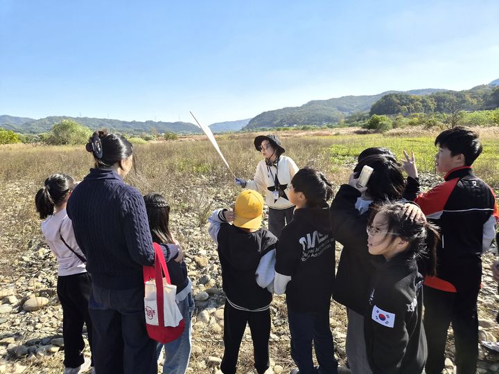 [원주=뉴시스] 원주지역 아동들이 충북 충주시 비내섬 습지보호지역에서 생태관광 프로그램에 참여하고 있다. (사진=기후에너지환경부 원주지방환경청 제공) 2026.10.26. photo@newsis.com *재판매 및 DB 금지
