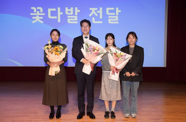 [전남광주=뉴시스] 황기연 전남광주통합특별시 행정문화부시장이 27일 오전 광주청사에서 열린 취임식 이후 기념촬영을 하고 있다. (사진=전남광주특별시 제공) 2026.10.27. photo@newsis.com *재판매 및 DB 금지