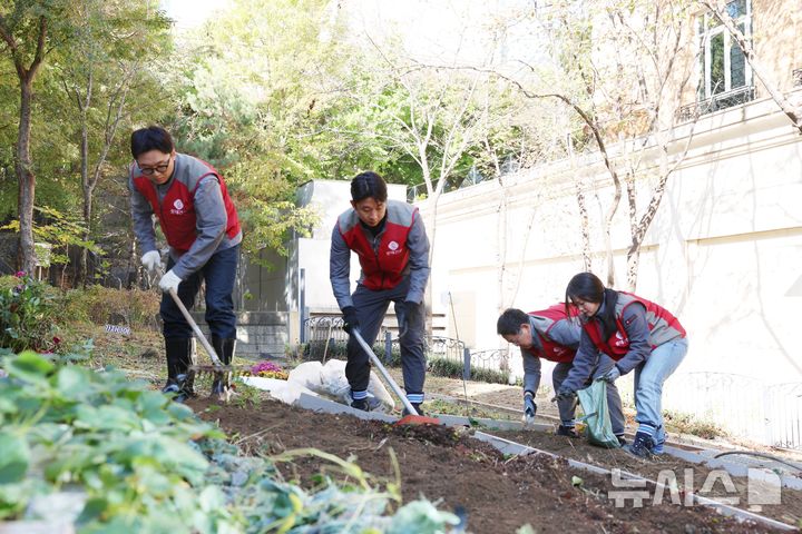 [서울=뉴시스] 롯데건설 '샤롯데 봉사단'이 27일 경기도 성남시 소재 분당 보바스기념병원에서 환자와 보호자를 위한 치유 정원을 조성하는 봉사활동에 참여하고 있다.