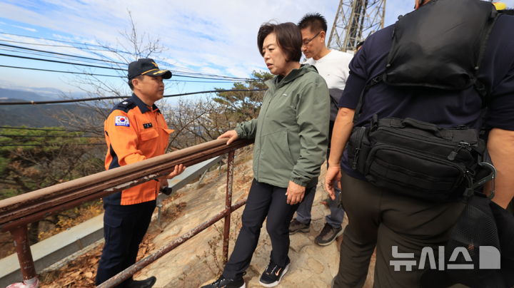 [과천=뉴시스] 신계용 시장이 관악산 일대 인파 밀집 현장을 점검하고 있다.(사진=과천시 제공).2026.10.27. photo@newsis.com 