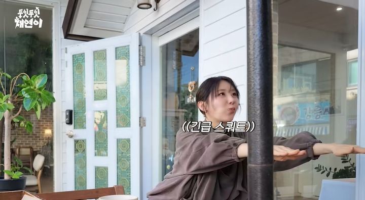 [서울=뉴시스] 가수 이채연이 자신의 유튜브 채널에 공개한 영상에서 먹방 도중 스쿼트를 하며 몸을 움직이고 있다. (사진=유튜브 채널 '캐릭캐릭 채연이 LEECHAEYEON' 캡처)