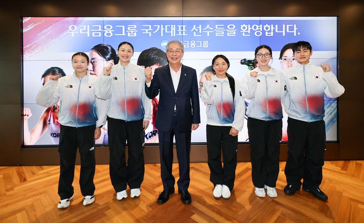 26일 서울 중구 우리금융그룹 본사에서 (왼쪽부터)근대5종 신수민 선수, 농구 강이슬 선수, 임종룡 우리금융 회장, 근대5종 성승민 선수, 사격 양지인 선수, 근대5종 전웅태 선수가 기념 촬영을 하고 있다. (사진=우리금융 제공) *재판매 및 DB 금지