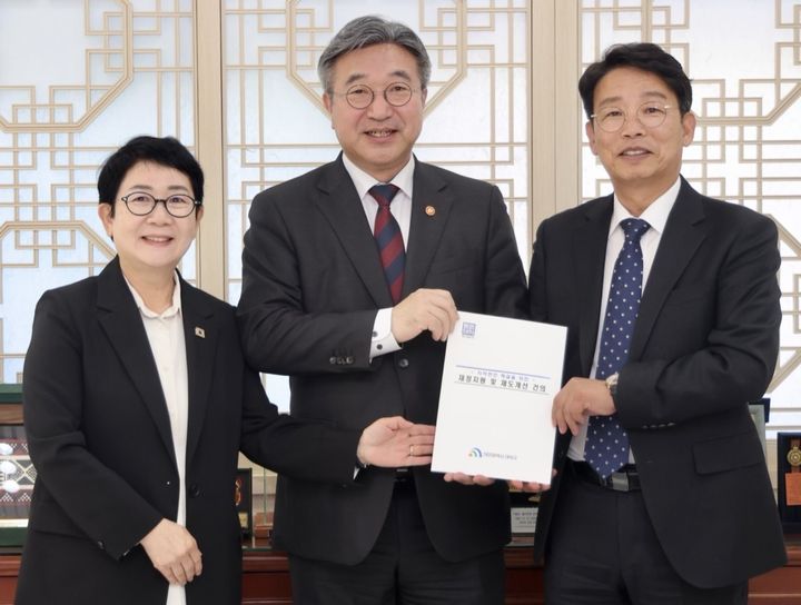 [대전=뉴시스] 조명휘 기자 = 김찬술(오른쪽) 대전 대덕구청장이 27일 더불어민주당 박정현(대전 대덕구·왼쪽) 국회의원과 윤호중 행정안전부 장관을 만나 전략사업에 대한 국비 지원과 제도개선 방안을 논의한 뒤 기념 촬영을 하고 있다. (사진= 대덕구 제공) 2026.10.27. *재판매 및 DB 금지