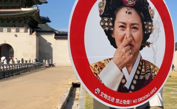 [서울=뉴시스]공익광고 전문가 이제석 이제석광고연구소 대표는 26일 "조선 국왕과 왕비, 문관, 수문장 등을 모델로 한 문화유산 보호용 표지판을 개발했다"고 밝혔다. 이번 캠페인은 서울을 찾는 외국인 관광객과 방문객의 무단 흡연 및 기초질서 위반 문제에 경종을 울리고 문화유산 보호의 중요성을 알리고자 기획됐다. 사진 이제석광고연구소 *재판매 및 DB 금지