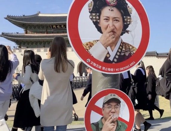 [서울=뉴시스]공익광고 전문가 이제석 이제석광고연구소 대표는 26일 "조선 국왕과 왕비, 문관, 수문장 등을 모델로 한 문화유산 보호용 표지판을 개발했다"고 밝혔다. 이번 캠페인은 서울을 찾는 외국인 관광객과 방문객의 무단 흡연 및 기초질서 위반 문제에 경종을 울리고 문화유산 보호의 중요성을 알리고자 기획됐다. 사진 이제석광고연구소 *재판매 및 DB 금지