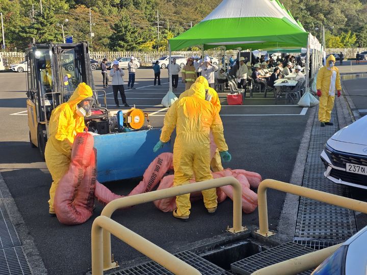 [울산=뉴시스] 울산 동구가 27일 KCC울산공장에서 관계 기관 및 민간단체와 함께 '2026 재난대응 안전한국훈련'을 진행 중이다. (사진=동구 제공) 2026.10.27. photo@newsis.com *재판매 및 DB 금지
