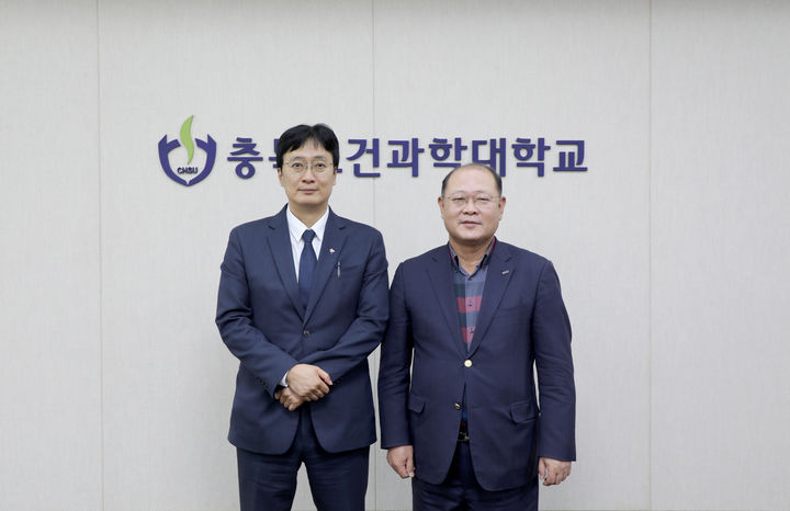 박용석 충북보건과학대 총장(오른쪽)과 김성민 한국장애인고용공단 충북지사장이 27일 장애인 고용 확대 및 안정적인 일자리 창출을 위한 간담회를 하고 기념촬영을 하고 있다. *재판매 및 DB 금지