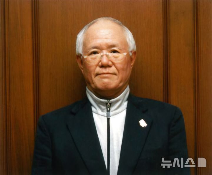 [서울=뉴시스] 권투 만화 '내일의 죠'를 그린 일본 만화계 거장 지바 데쓰야(ちばてつや)가 지난 22일 도쿄의 한 병원에서 별세했다. 향년 87세. 사진은 고(故) 지바 데쓰야. (사진=문부과학성 제공) 2026.10.27.