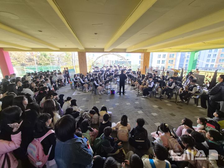 [군포=뉴시스] 당동중학교 학생들이 당동초등학교에서 'RAS ON!' 을 공연을 펼치고 있다. (사진=군포의왕교육지원청 제공).2026.10.27. photo@newsis.com