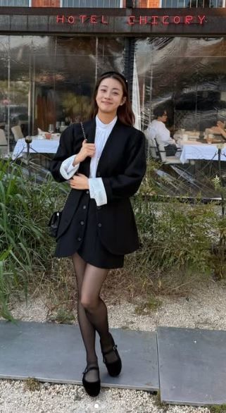 [서울=뉴시스] 배우 강소라가 지난 26일 자신의 소셜미디어(SNS)에 남다른 각선미가 돋보이는 근황 사진을 공개했다. (사진=강소라 인스타그램 캡처) *재판매 및 DB 금지