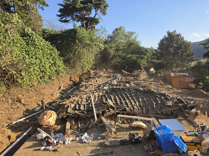 [보성=뉴시스] 27일 오후 2시44분께 전남광주 보성군 득량면 한 단독주택 리모델링 공사 현장에서 지붕이 무너졌다. (사진=독자 제공) 2026.10.27. photo@newsis.com *재판매 및 DB 금지