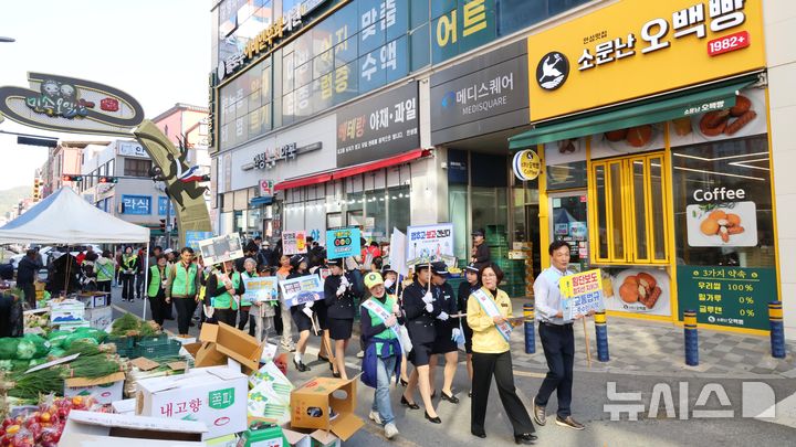 [안성=뉴시스] 안성시, 장날 민관 합동 교통안전 캠페인 모습 (사진=안성시 제공) 2026.10.27.photo@newsis.com 