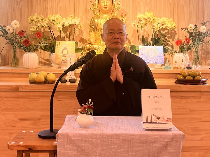 [서울=뉴시스] 27일 서울 종로구 보화a선원에서 열린 신간 '영화선사의 사십이장경 강설'(위앙북스) 한국어판 출간 기자간담회에 참석한 영화선사 2026.10.27.suejeeq@newsis.com *재판매 및 DB 금지
