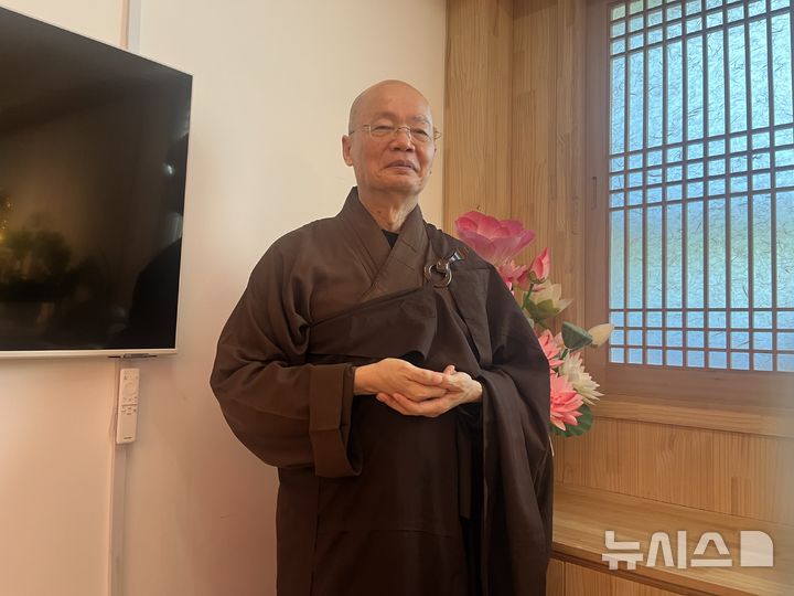 [서울=뉴시스] 27일 서울 종로구 보화a선원에서 열린 신간 '영화선사의 사십이장경 강설'(위앙북스) 한국어판 출간 기자간담회에 참석한 영화선사 2026.10.27.suejeeq@newsis.com