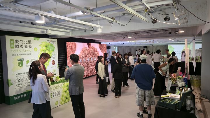 [안동=뉴시스] 경북도가 27일 대만 타이베이에서 샤인머스캣 홍보행사를 열고 있다. (사진=경북도 제공) 2026.10.26. photo@newsis.com *재판매 및 DB 금지
