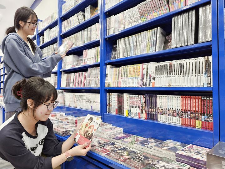[서울=뉴시스] 롯데백화점 부산본점 지하 1층 IP전문관 '팬덤 스페이스' 내 애니메이트 매장에서 직원들이 다양한 만화책을 살펴보고 있다. (사진=롯데백화점 제공) *재판매 및 DB 금지