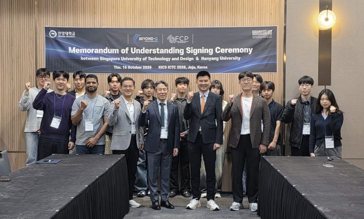 [서울=뉴시스] 15일 제주 쉐라톤 호텔에서 한양대 Beyond-G 글로벌 혁신센터와 싱가포르기술디자인대(SUTD) 관계자들이 업무협약을 체결한 뒤 기념촬영을 하고 있다. (사진=한양대 제공) 2026.10.27. photo@newsis.com *재판매 및 DB 금지