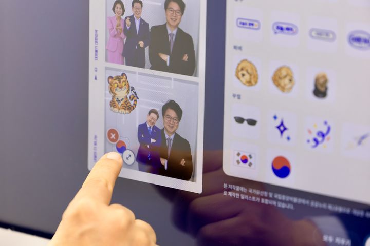 [서울=뉴시스]성기홍 청와대 홍보소통수석이 27일 청와대 사랑채 1층에서 상설 운영 중인 '잼프네컷 포토부스' 1호 촬영자로 사진을 찍고 있다. (사진=청와대 제공) 2026.10.27. photo@newsis.com *재판매 및 DB 금지
