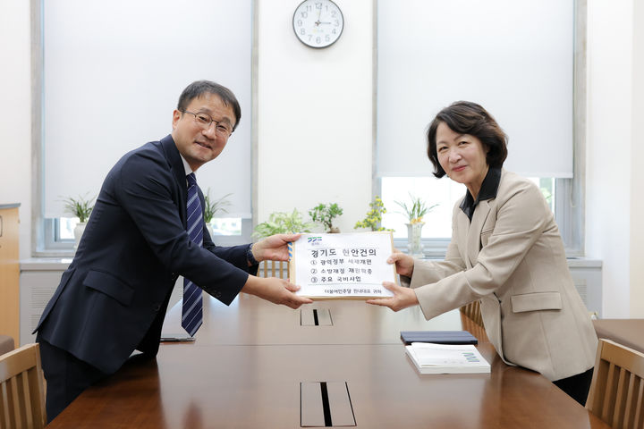 [수원=뉴시스] 추미애 경기도지사가 27일 국회에서 한병도 더불어민주당 원내대표를 만나 기념사진을 찍고 있다. (사진=경기도 제공) 2026.10.27. photo@newsis.com *재판매 및 DB 금지