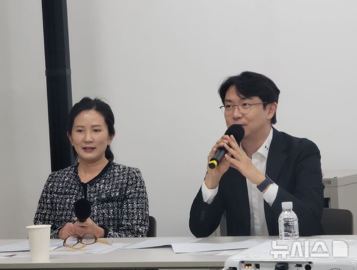  [서울=뉴시스]최희정 기자= 27일 서울시 종로구 평창동 서울아트센터 도암홀에서 열린 '도암 펠로우, 독일 라이프치히 국립음대 초청연주' 기자간담회에서 송영민 예술감독이 발언하고 있다. 2026. 10. 27. dazzling@newsis.com