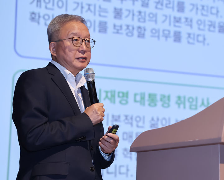 [고창=뉴시스] 27일 고창 동리국악당에서 열린 고창포럼, 대통령 직속 기본사회위원회 강남훈 부위원장이 '기본사회 이해와 지역 실천 방안'을 주제로 강연을 펼치고 있다. *재판매 및 DB 금지