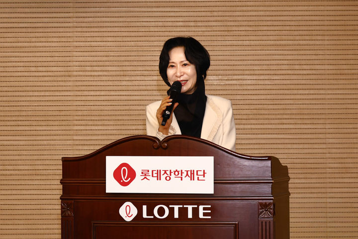 [서울=뉴시스] 인사말 중인 롯데장학재단 장혜선 이사장(사진=롯데장학재단 제공) *재판매 및 DB 금지 *재판매 및 DB 금지