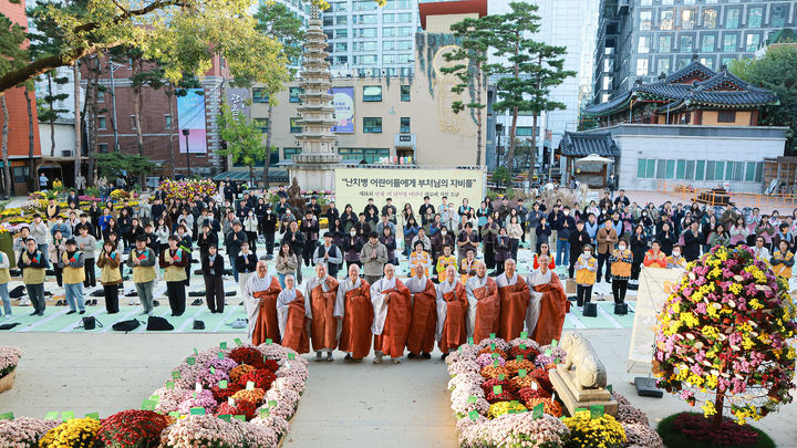 [서울=뉴시스] 27일 서울 조계사에서 진행된 '제26회 국내·외 난치병 어린이 치료비 지원 모금행사' ( 사진=대한불교조계종사회복지재단 제공) 2026.10.27. photo@newsis.com *재판매 및 DB 금지