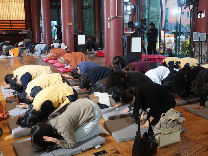 [서울=뉴시스] 27일 서울 조계사에서 진행된 '제26회 국내·외 난치병 어린이 치료비 지원 모금행사'에서 참석자들이 108배를 하고 있다. (사진=대한불교조계종사회복지재단 제공) 2026.10.27. photo@newsis.com *재판매 및 DB 금지