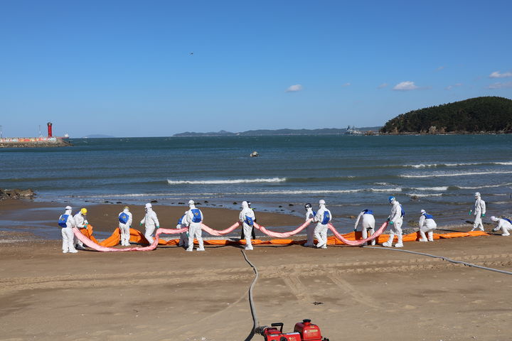 [태안=뉴시스] 태안해경이 태안군과 27일 학암포해수욕장에서 민관 합동 해양방제훈련을 실시했다. (사진=태안해경 제공) 2026.10.27 photo@newsis.com *재판매 및 DB 금지