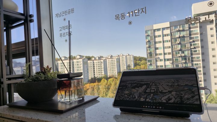 [서울=뉴시스] 이종성 기자 = 27일 방문한 '목동 아이파크 라운지'의 조망 체험 공간. 통창 앞 태블릿에는 인공지능(AI)으로 구현한 고층 조망 영상이 나오고 있다. 2026.10.27 bsg05107@newsis.com *재판매 및 DB 금지