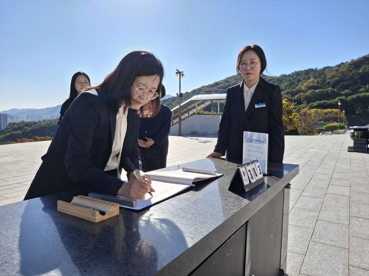 [창원=뉴시스]박경미 부산지방보훈청장, 3·15민주묘지 현장 방문.(사진=3·15민주묘지관리소 제공) 2026.10.27.photo@newsis.com *재판매 및 DB 금지