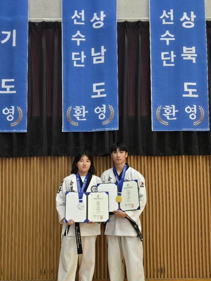 [고성(경남)=뉴시스] 신정철 기자= 경남 고성군은 지난 16일부터 22일까지 제주특별자치도 강창학종합경기장 등에서 개최된 제107회 전국체육대회에서 고성군 선수단이 금메달 4개와 은메달 1개를 획득하는 쾌거를 거뒀다고 27일 밝혔다.사진은 합기도 대련 종목에서 금메달을 획득한 철성고 3학년 배현석 선수와 은메달을 획득한 일반부 여자 정서윤 선수.(사진=고성군 제공). 2026.10.27. photo@newsis.com *재판매 및 DB 금지