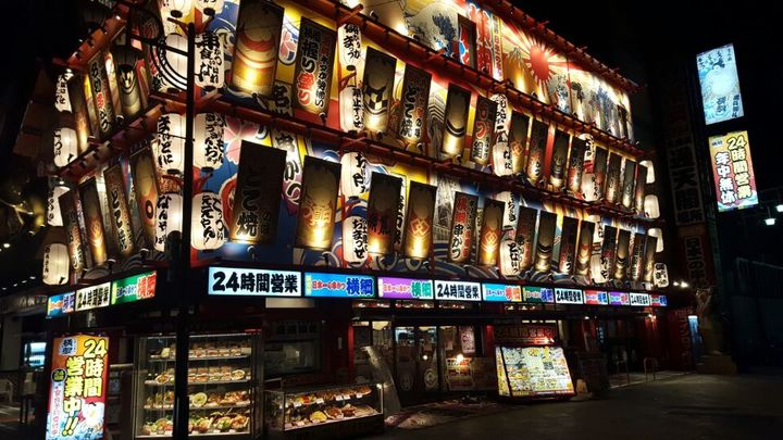 [서울=뉴시스] 일본에서 저렴한 가격과 편안한 분위기로 젊은 층과 여성들의 발길을 끄는 서서 마시는 술집이 인기를 끌고 있다. (사진출처=유토이미지) *재판매 및 DB 금지