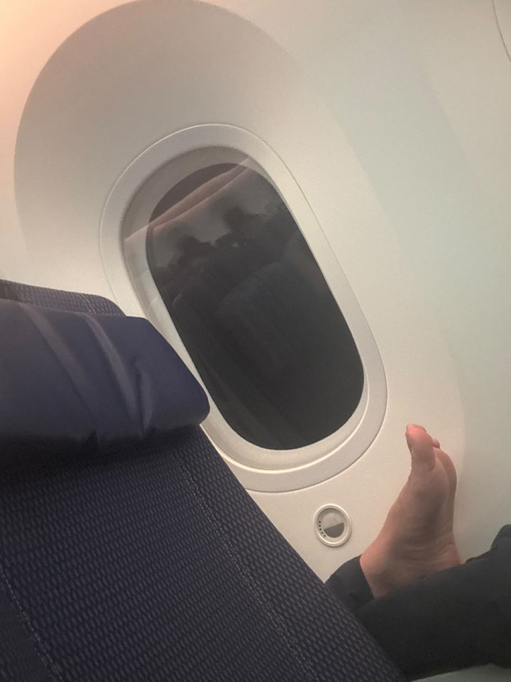 [서울=뉴시스] 비행기에서 앞좌석 팔걸이에 발을 올리고 기내식이 나오는 중에도 발을 내리지 않은 승객의 행동이 논란이 되고 있다. (사진출처=스레드 캡처) *재판매 및 DB 금지