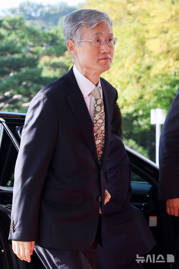 [서울=뉴시스] 조성우 기자 = 조희대 대법원장이 27일 서울 서초구 대법원으로 출근하고 있다. 2026.10.27. xconfind@newsis.com