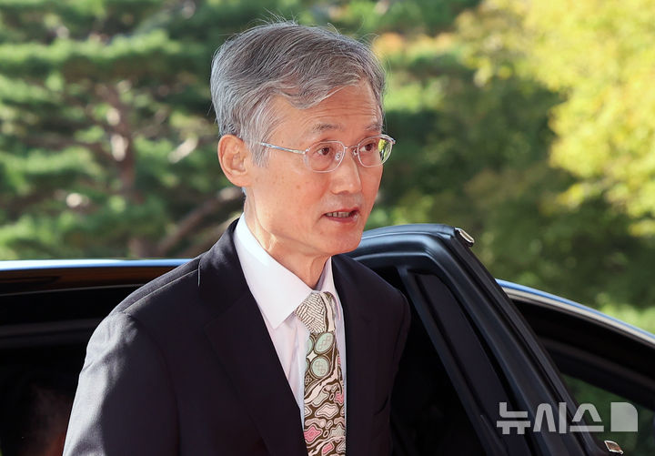 [서울=뉴시스] 조성우 기자 = 조희대 대법원장이 27일 서울 서초구 대법원으로 출근하고 있다. 2026.10.27. xconfind@newsis.com