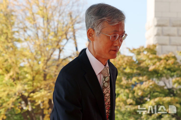 [서울=뉴시스] 조성우 기자 = 조희대 대법원장이 27일 서울 서초구 대법원으로 출근하고 있다. 2026.10.27. xconfind@newsis.com