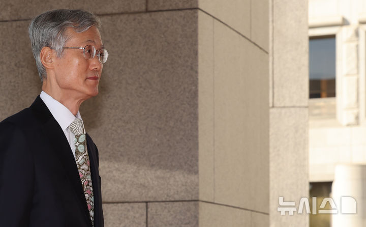 [서울=뉴시스] 조성우 기자 = 조희대 대법원장이 27일 서울 서초구 대법원으로 출근하고 있다. 2026.10.27. xconfind@newsis.com