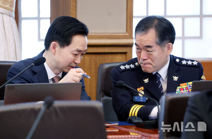 [서울=뉴시스] 조성봉 기자 = 김지용(왼쪽) 중대범죄수사청장, 김종철 경찰청장 직무대행이 20일 청와대에서 열린 국무회의에 참석해 대화하고 있다. 2026.10.27. suncho21@newsis.com